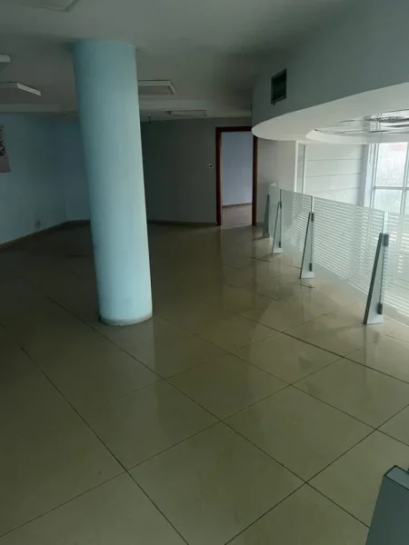 Durres, jepet me qera ambjent biznesi Kati 2, 220 m² 2.300 € (Shkozet)
