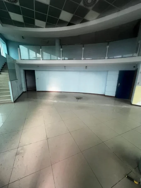 Durres, jepet me qera ambjent biznesi Kati 2, 220 m² 2.300 € (Shkozet)