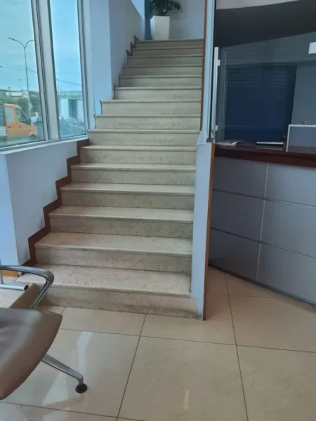 Durres, jepet me qera ambjent biznesi Kati 2, 220 m² 2.300 € (Shkozet)
