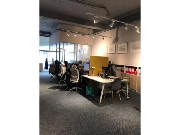 Tirane, jepet me qera dyqan Kati 1, 184 m² 2.500 € (rruga e kavajes)