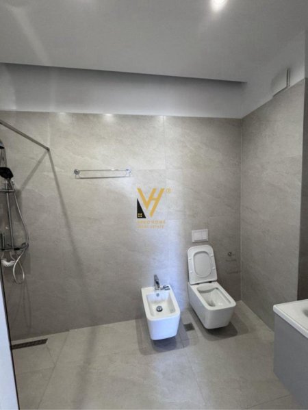 Tirane, jepet me qera zyre Kati 7, 110 m² 900 € (KOMUNA E PARISIT)