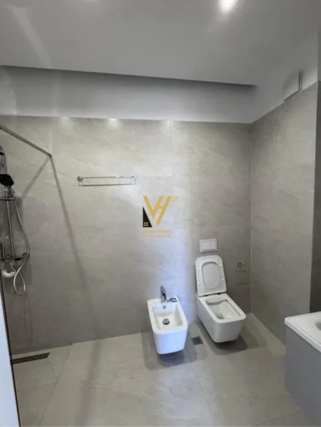 Tirane, jepet me qera zyre Kati 7, 110 m² 900 € (KOMUNA E PARISIT)