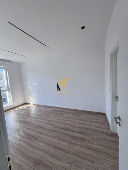 Tirane, jepet me qera zyre Kati 7, 110 m² 900 € (KOMUNA E PARISIT)