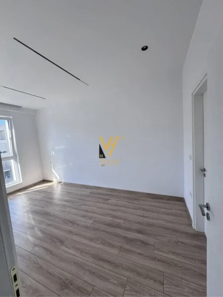 Tirane, jepet me qera zyre Kati 7, 110 m² 900 € (KOMUNA E PARISIT)