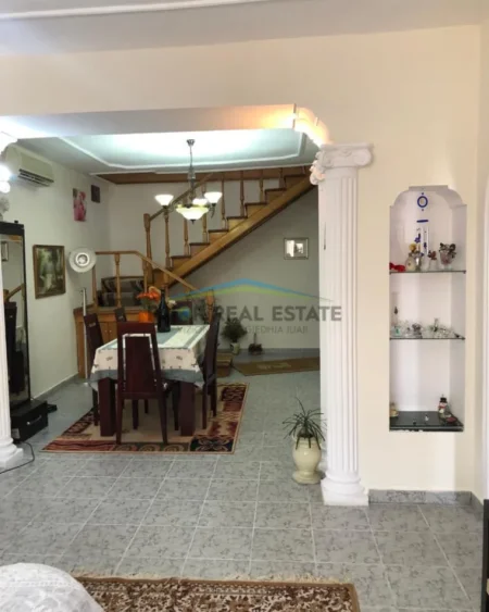 Tirane, shiten 2 Apartamente  , 235 m²  400.000 € (Rruga Muhamet Gjollesha)