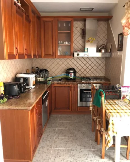 Tirane, shiten 2 Apartamente  , 235 m²  400.000 € (Rruga Muhamet Gjollesha)