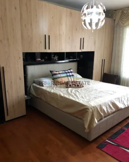Tirane, shiten 2 Apartamente  , 235 m²  400.000 € (Rruga Muhamet Gjollesha)