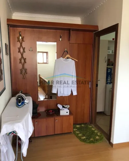 Tirane, shiten 2 Apartamente  , 235 m²  400.000 € (Rruga Muhamet Gjollesha)