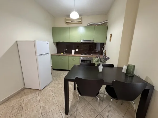 Tirane, jepet me qera apartament 1+1 Kati 3, 65 m² 550 € (Rruga petro nini luarasi)