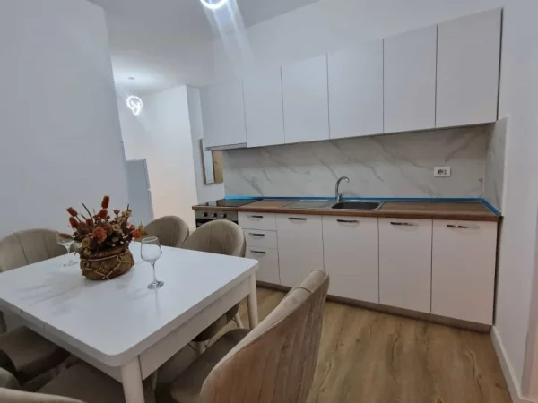 Tirane, jepet me qera apartament 1+1 Kati 5, 70 m² 1.040 € (Rruga Islam Alla)
