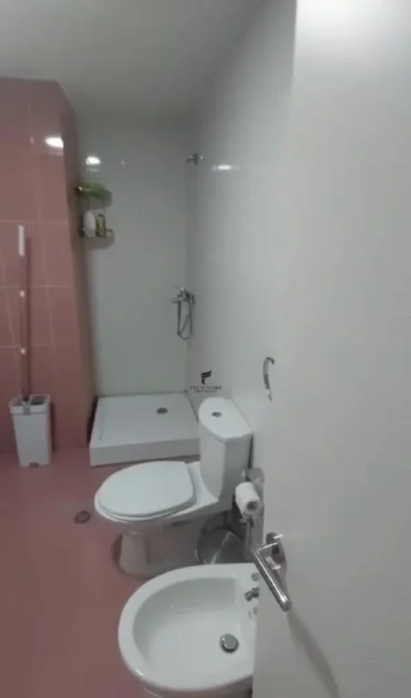 Tirane, jepet me qera apartament 2+1 Kati 2, 120 m² 550 € (BRRYLI)