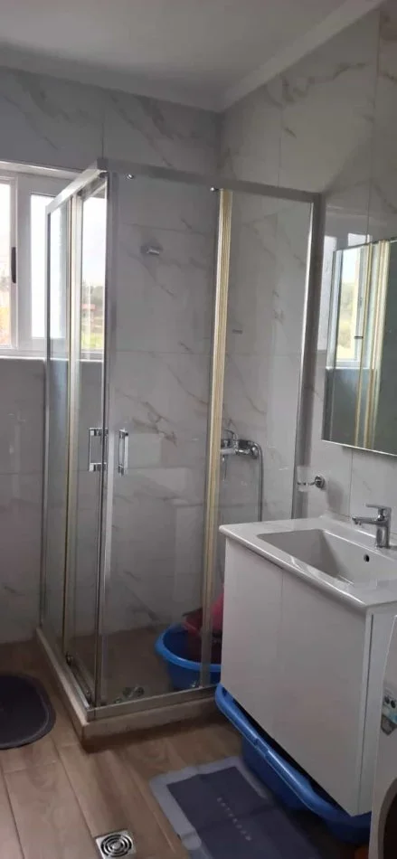 Tirane, jepet me qera apartament 2+1 Kati 3, 100 m² 680 € (Rruga e Xibrakeve)