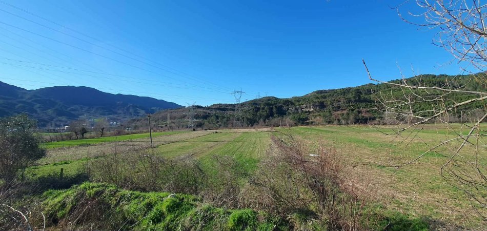 Tirane, shitet toke , 1.400 m² 100.000 € (ibe e poshtme)