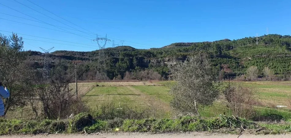 Tirane, shitet toke , 1.400 m² 100.000 € (ibe e poshtme)