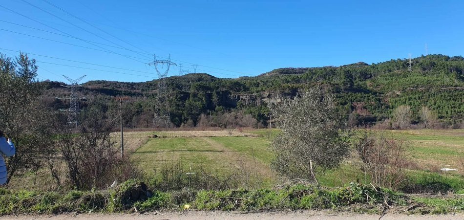 Tirane, shitet toke , 1.400 m² 100.000 € (ibe e poshtme)