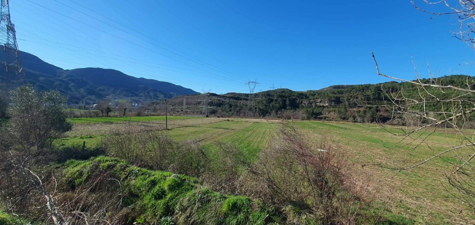 Tirane, shitet toke , 1.400 m² 100.000 € (ibe e poshtme)