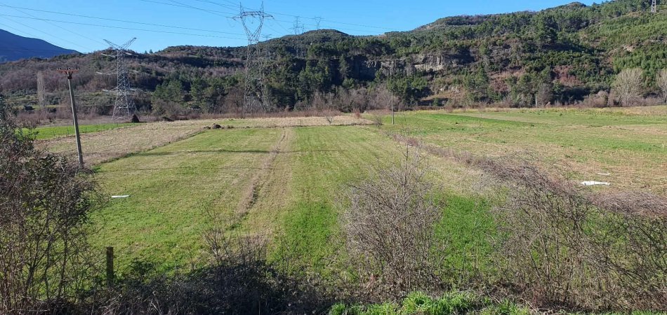 Tirane, shitet toke , 1.400 m² 100.000 € (ibe e poshtme)