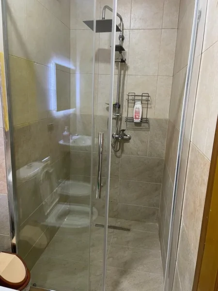 Tirane, jepet me qera apartament 2+1 Kati 8, 85 m² 800 € (Petronini Luarasi)