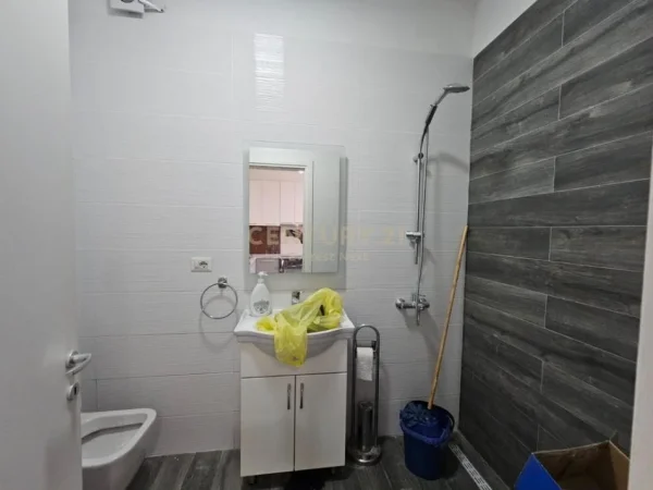 Tirane, jepet me qera apartament 1+1 Kati 1, 60 m² 600 €