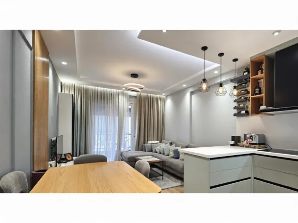 Tirane, shitet apartament 2+1+Ballkon , (5 Maji)