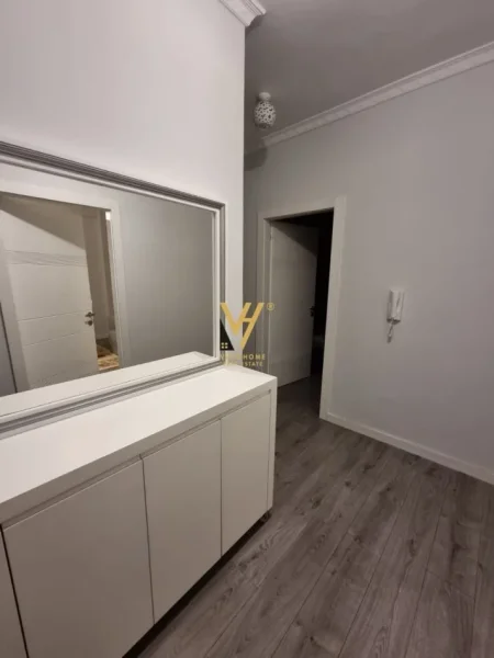 Tirane, jepet me qera apartament 2+1+Ballkon Kati 8, 105 m² 570 € (ASTIR)