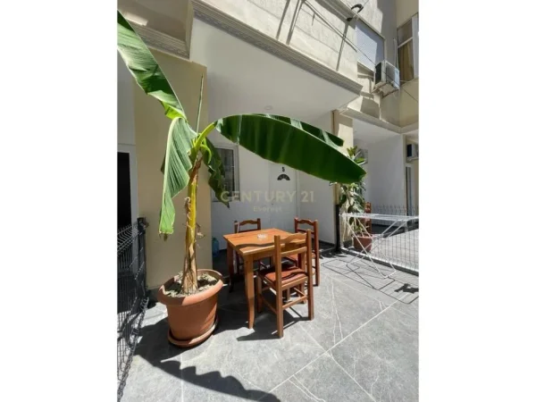 Shkembi Kavajes, jepet me qera hotel Kati 3, 678 m² 66.000 € (Shkemi Kavajes)