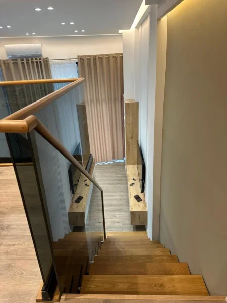 Tirane, jepet me qera apartament duplex Dublex , 450 € 