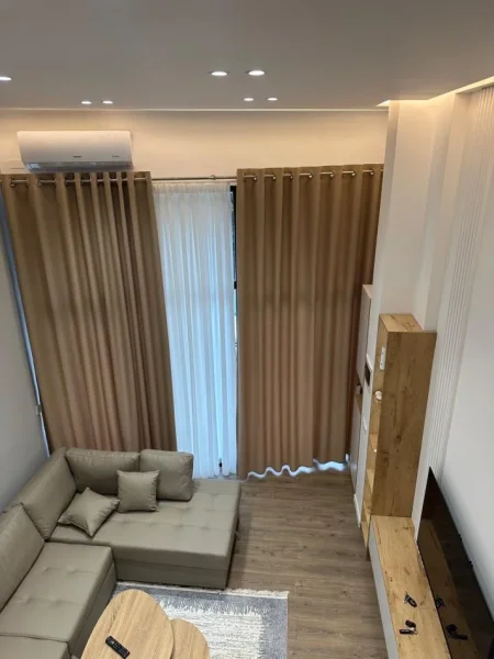 Tirane, jepet me qera apartament duplex Dublex , 450 € 