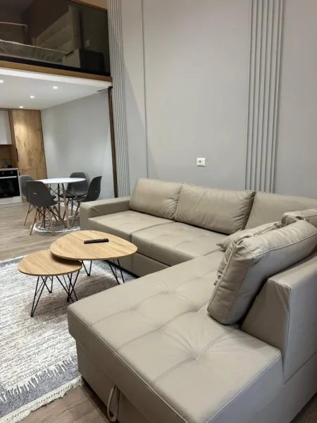 Tirane, jepet me qera apartament duplex Dublex , 450 € 