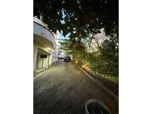 Tirane, jepet me qera apartament 4+1 Kati 1, 560 m² 1.500 € (Prane Liqeni te Farkes)