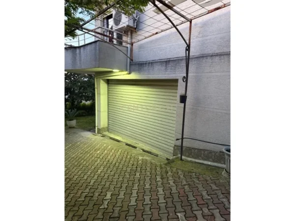 Tirane, jepet me qera apartament 4+1 Kati 1, 560 m² 1.500 € (Prane Liqeni te Farkes)