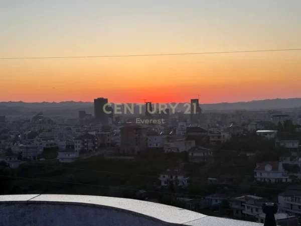Tirane, jepet me qera apartament 4+1 Kati 1, 560 m² 1.500 € (Prane Liqeni te Farkes)