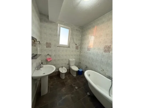 Tirane, jepet me qera apartament 4+1 Kati 1, 560 m² 1.500 € (Prane Liqeni te Farkes)