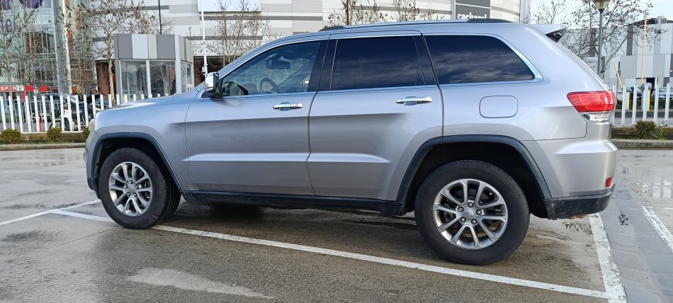 Tirane, shes SUV Grand Cherokee Limited edition 3.0L Nafte, gri e erret automatik Klima 119milje