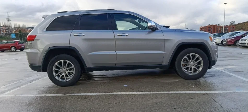 Tirane, shes SUV Grand Cherokee Limited edition 3.0L Nafte, gri e erret automatik Klima 119milje