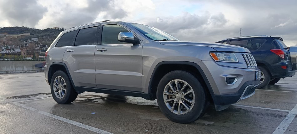 Tirane, shes SUV Grand Cherokee Limited edition 3.0L Nafte, gri e erret automatik Klima 119milje