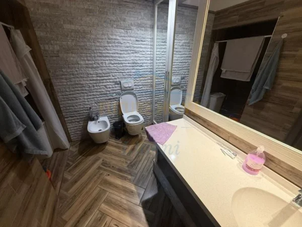 Tirane, jepet me qera apartament 3+1 Kati 4, 190 m² 1.950 € 