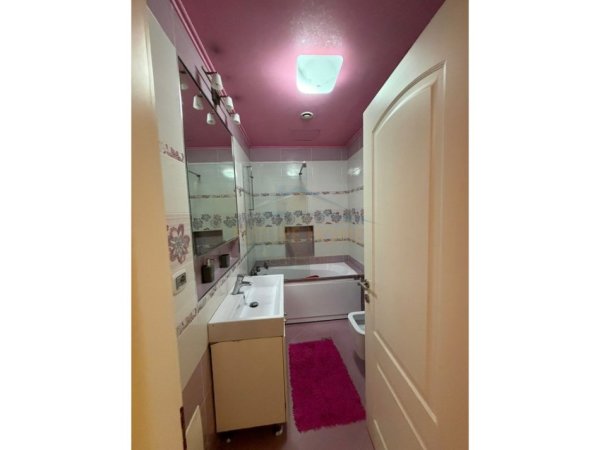 Tirane, jepet me qera apartament 3+1 Kati 8, 153 m² 800 € 