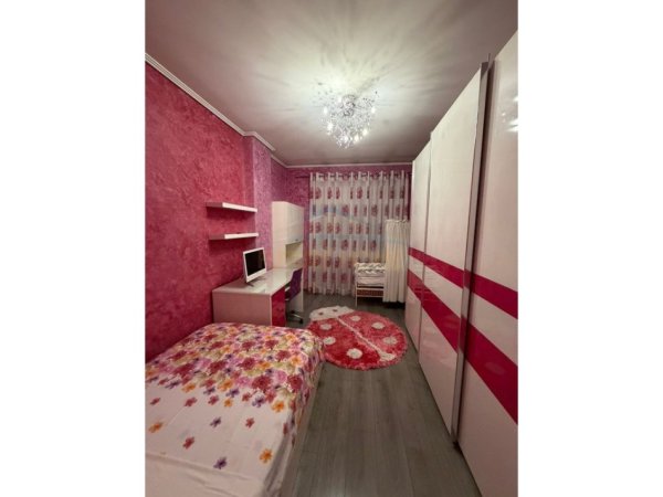Tirane, jepet me qera apartament 3+1 Kati 8, 153 m² 800 € 