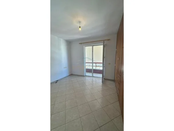 Tirane, jepet me qera apartament 2+1 Kati 8, 105 m² 400 € 