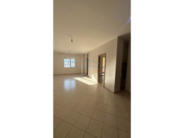 Tirane, jepet me qera apartament 2+1 Kati 8, 105 m² 400 € 