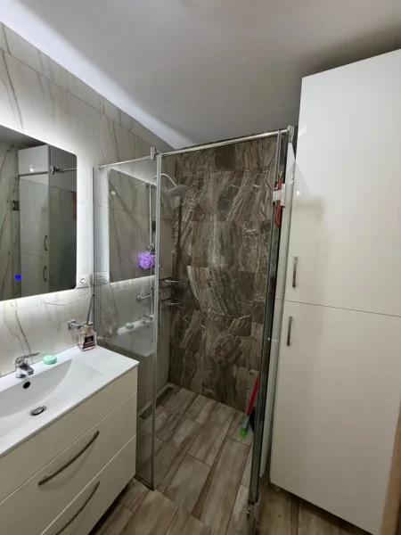 Tirane, jepet me qera nga Pronari, pa-komision apartament 2+1+Aneks+Ballkon Kati 2, 90 m² 700 € (Shyqyri Brari)