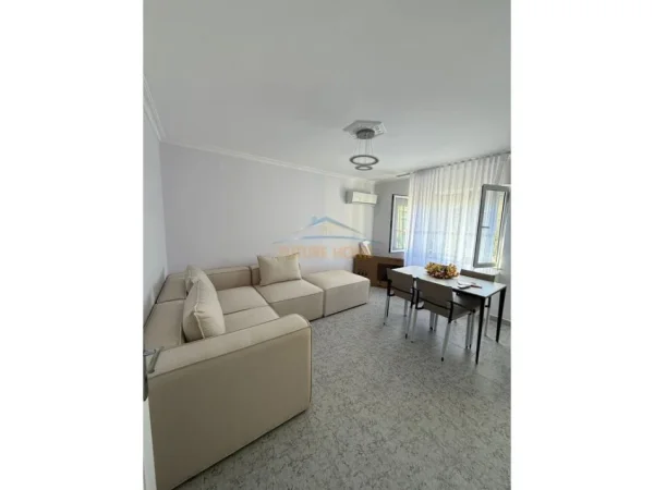 Tirane, jepet me qera apartament 3+1 Kati 4, 79 m² 800 € 
