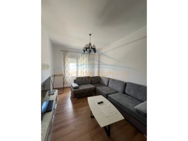 Tirane, jepet me qera apartament 2+1 Kati 0, 70 m² 550 €