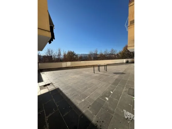 Tirane, jepet me qera zyre Kati 2, 377 m² 5.000 € 