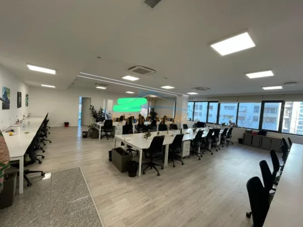 Tirane, jepet me qera zyre Kati 1, 972 m² 17.000 € 