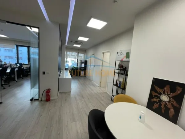 Tirane, jepet me qera zyre Kati 1, 972 m² 17.000 € 