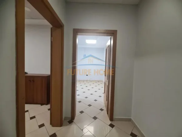 Tirane, jepet me qera ambjent biznesi Kati 5, 125 m² 1.250 € 