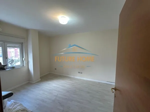 Tirane, jepet me qera zyre Kati 6, 195 m² 3.000 € 