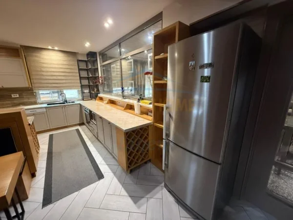 Tirane, jepet me qera apartament 3+1+Ballkon Kati 4, 190 m² 1.950 € (Myslym Shyri)